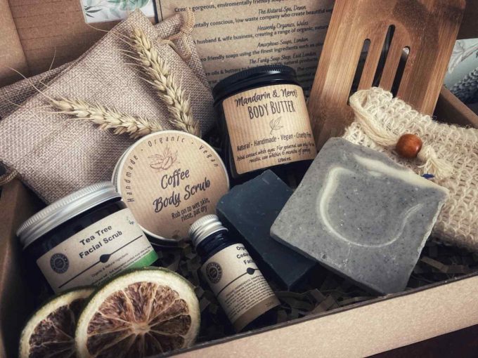 Luxury Shower & Body Hamper - Tea Tree, Cedarwood, Coffee, Charcoal